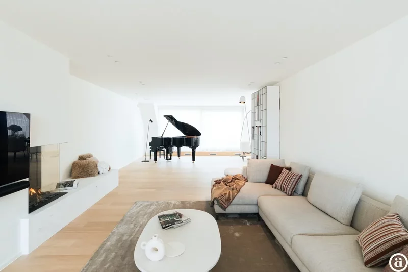 Penthouse ensoleillé avec terrasses spacieuses et vue latérale sur la mer.