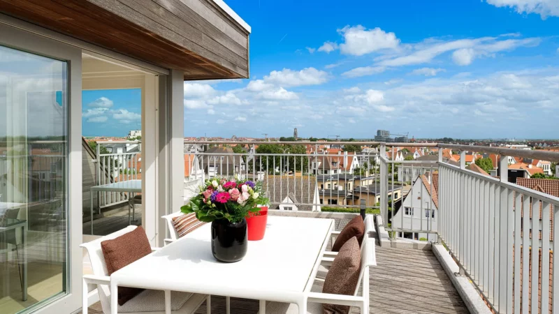 Zonnige penthouse met ruime terrassen en zijdelings zeezicht