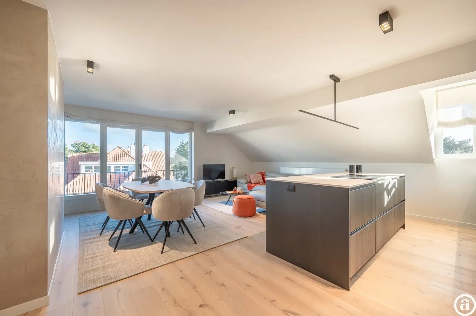 Stijlvol gerenoveerd appartement nabij het Dominicanenkerkje.