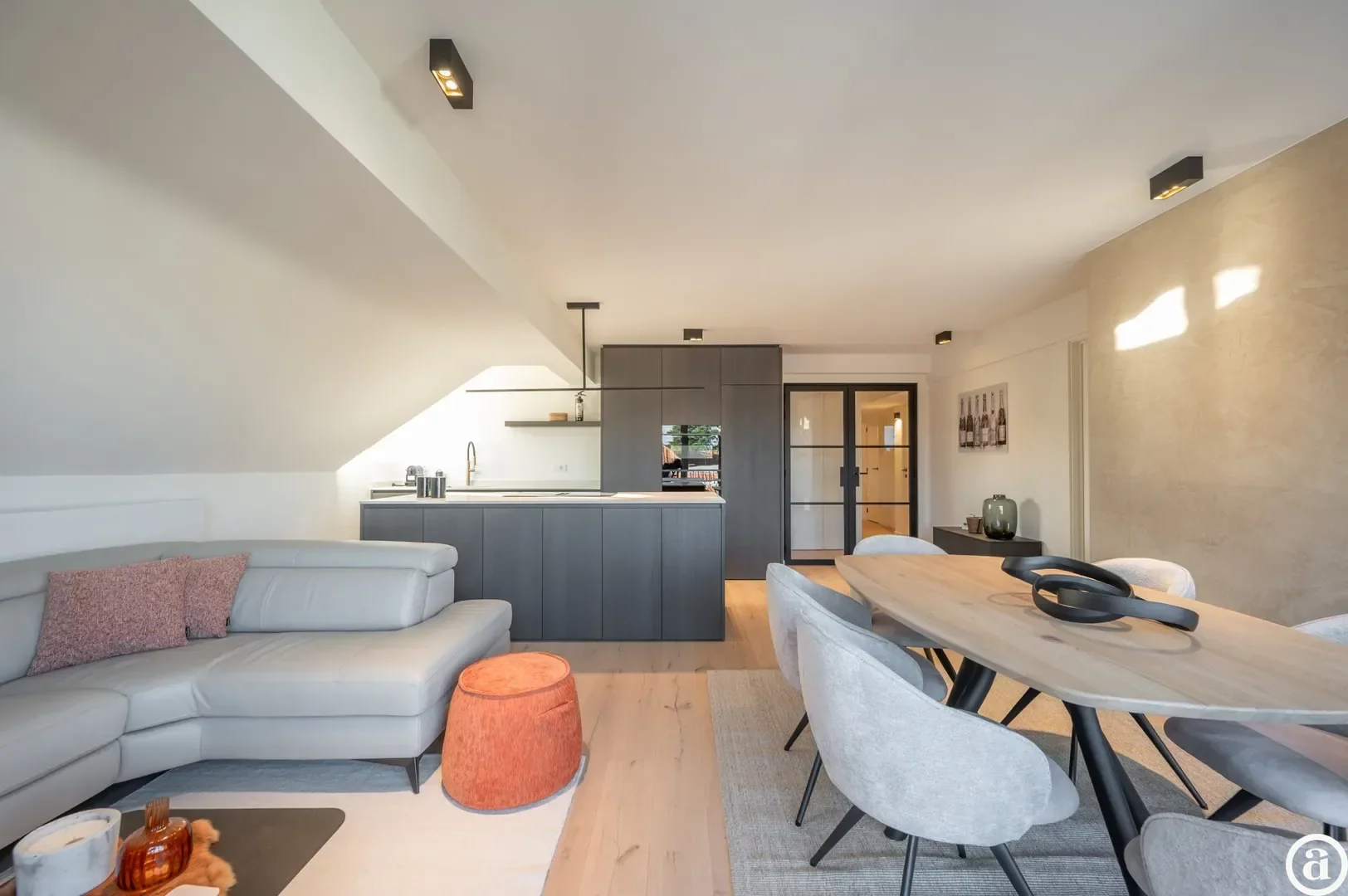 Stijlvol gerenoveerd appartement nabij het Dominicanenkerkje.