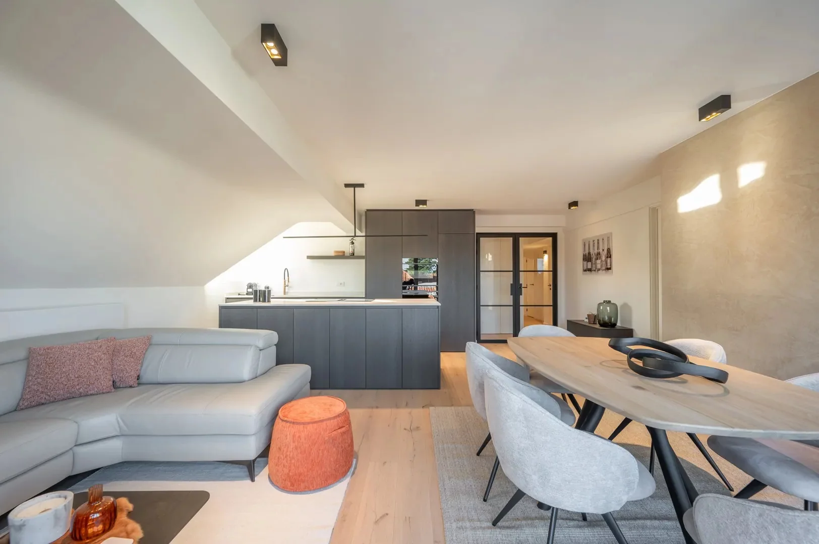 Stijlvol gerenoveerd appartement nabij het Dominicanenkerkje.