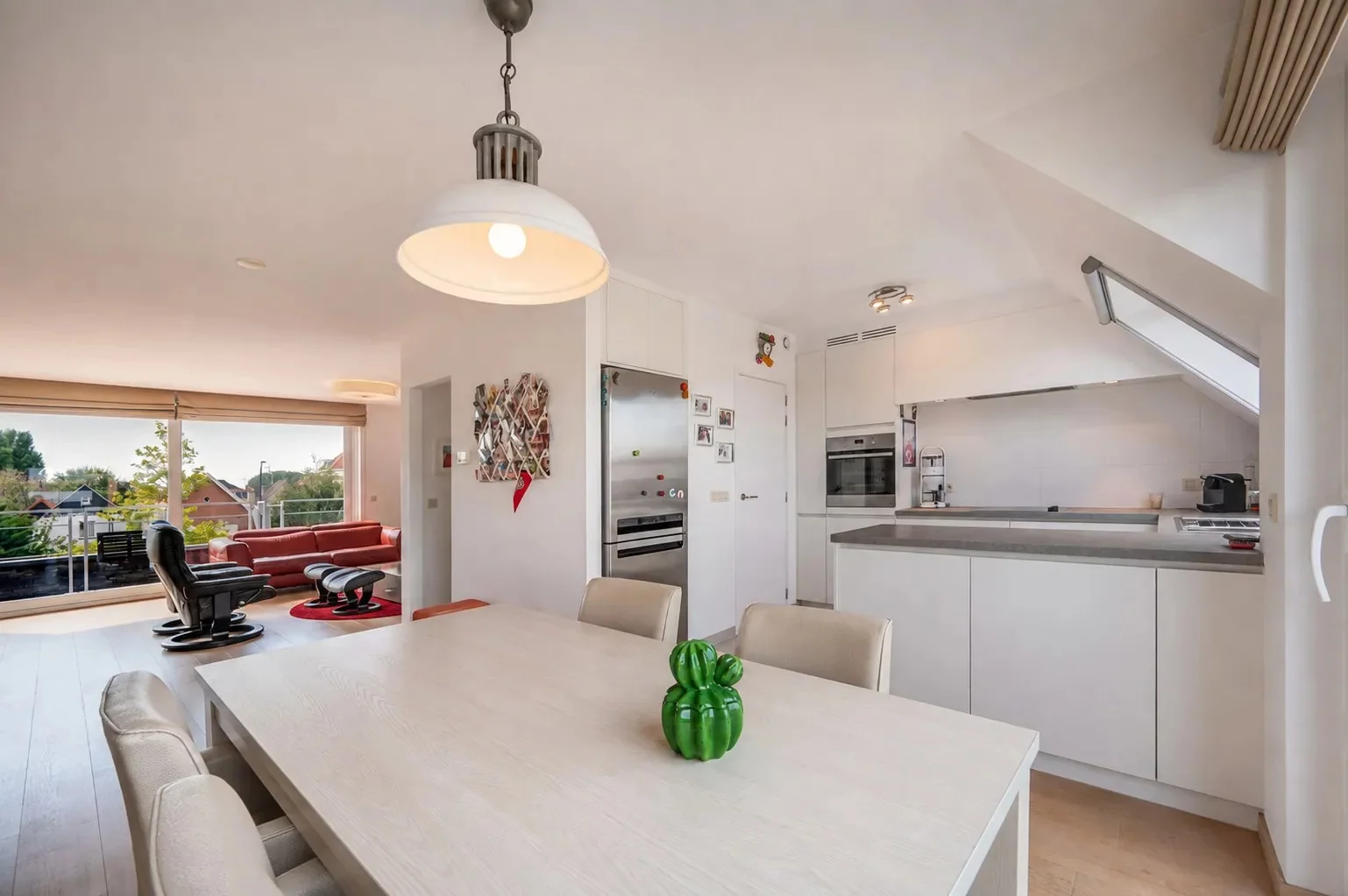 Zonnig duplex-appartement met 3 slaapkamers en garagebox.