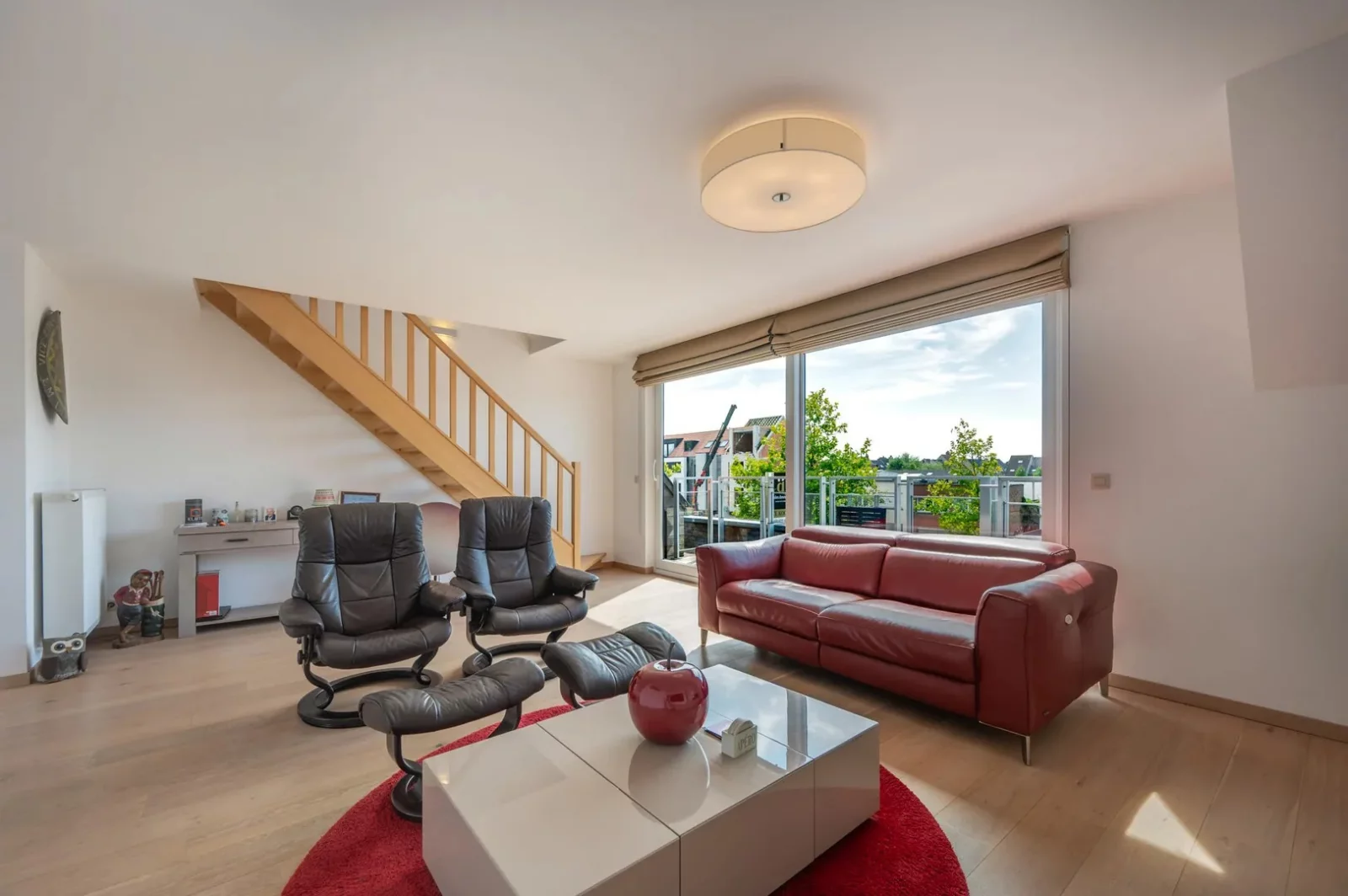 Zonnig duplex-appartement met 3 slaapkamers en garagebox.