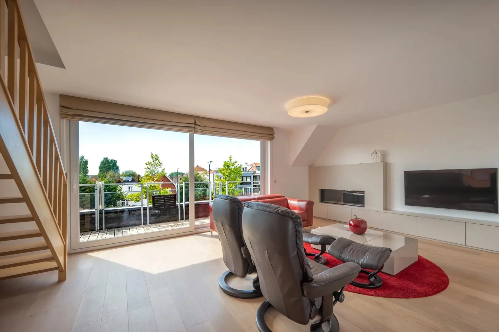 Zonnig duplex-appartement met 3 slaapkamers en garagebox.
