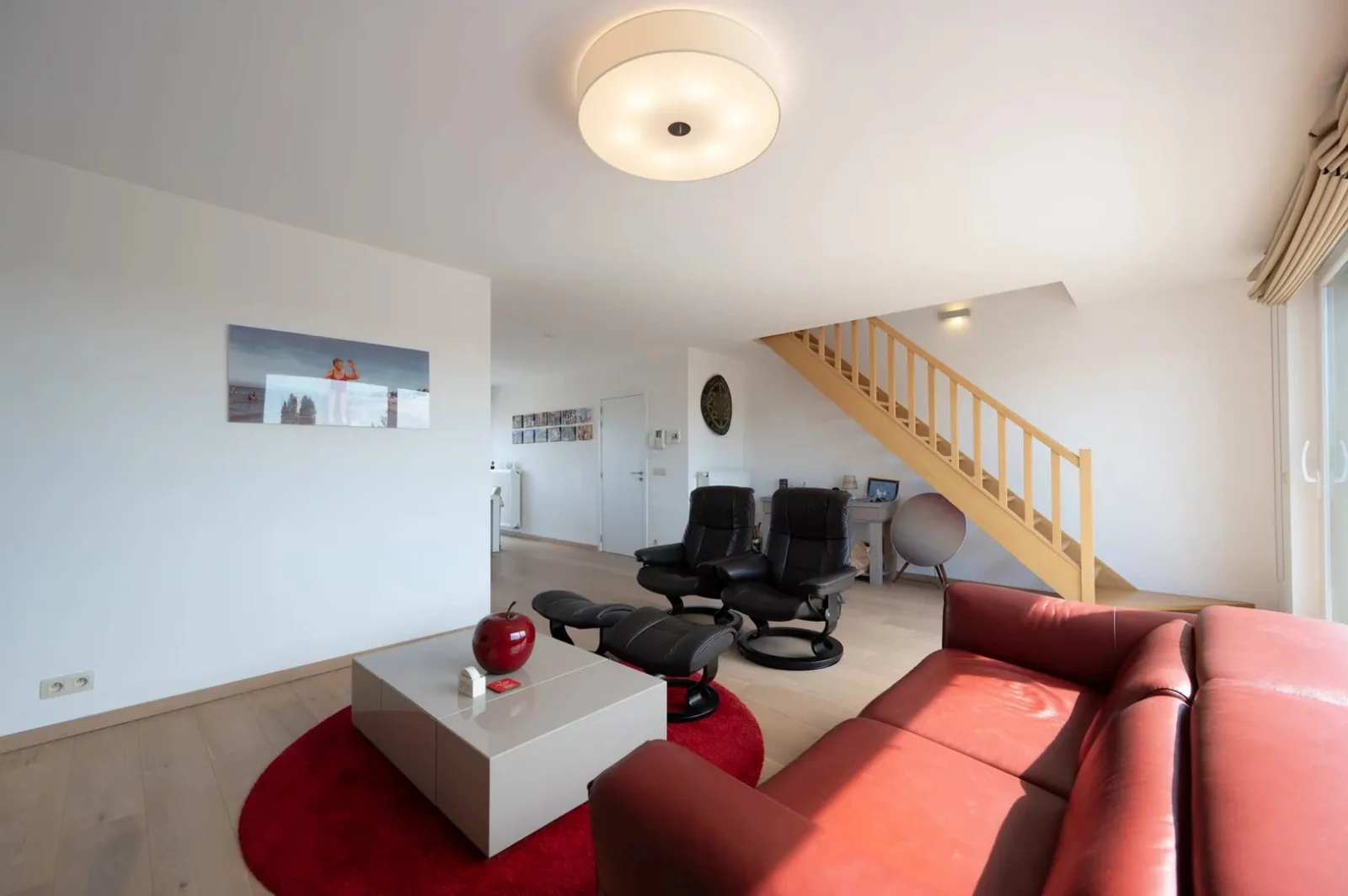 Zonnig duplex-appartement met 3 slaapkamers en garagebox.