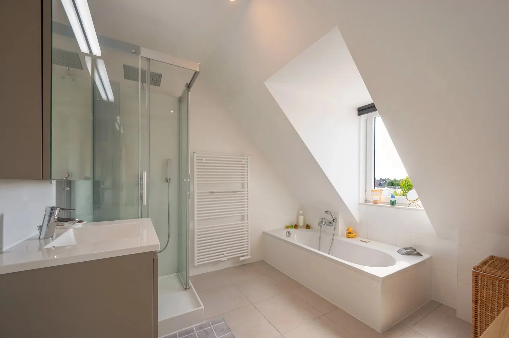 Zonnig duplex-appartement met 3 slaapkamers en garagebox.