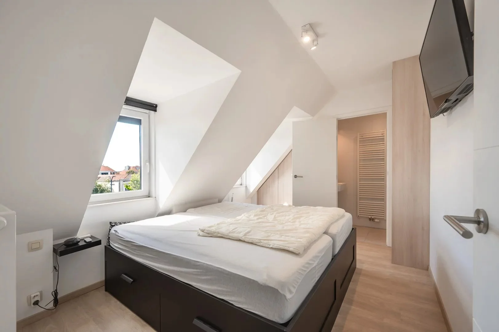 Zonnig duplex-appartement met 3 slaapkamers en garagebox.