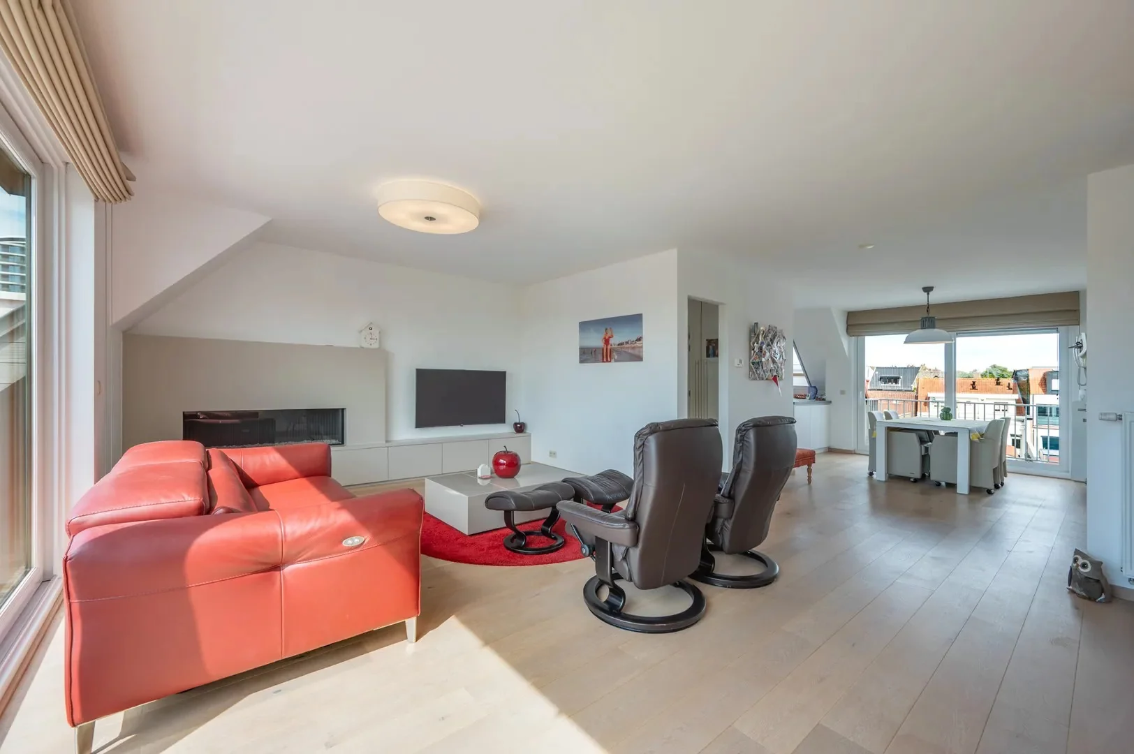 Zonnig duplex-appartement met 3 slaapkamers en garagebox.