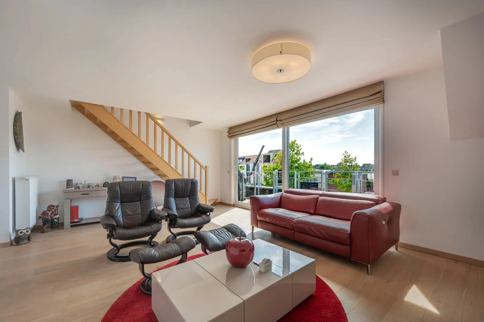 Zonnig duplex-appartement met 3 slaapkamers en garagebox.
