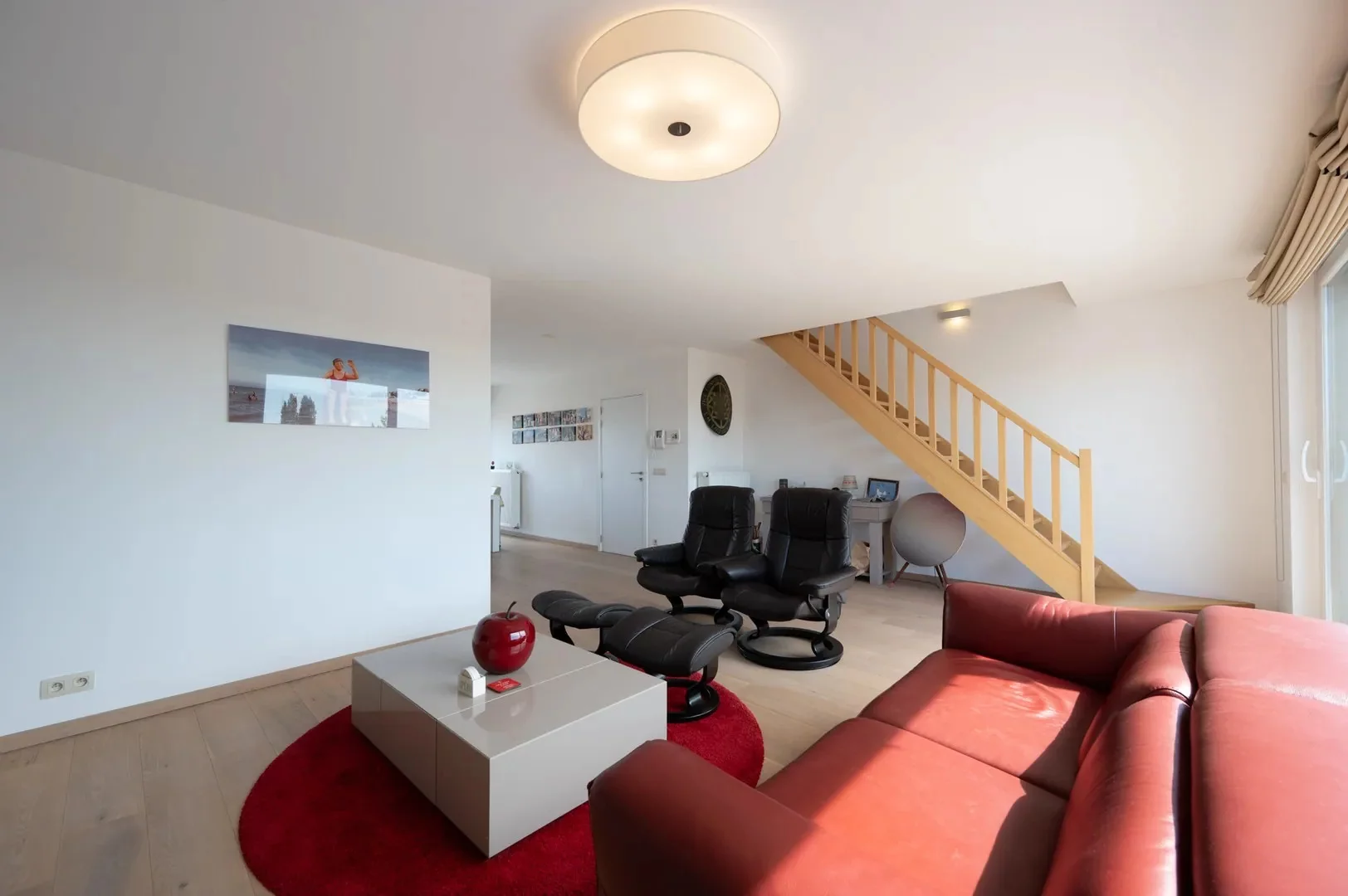 Zonnig duplex-appartement met 3 slaapkamers en garagebox.