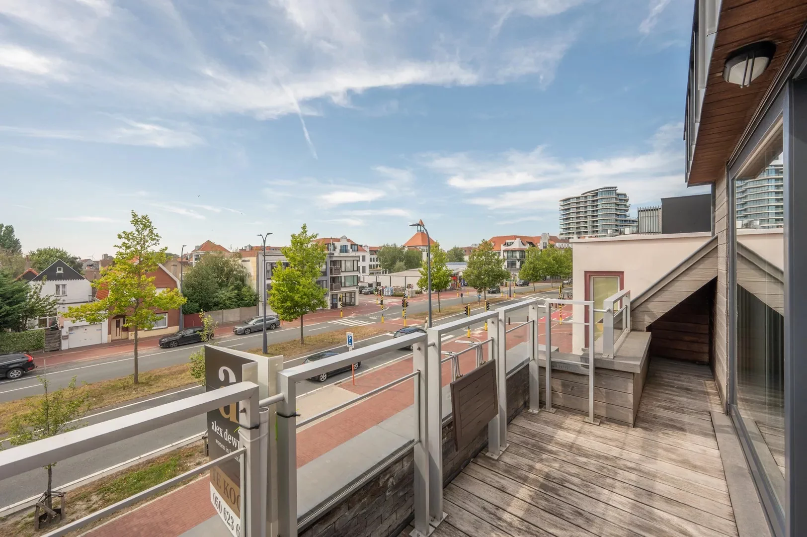 Zonnig duplex-appartement met 3 slaapkamers en garagebox.