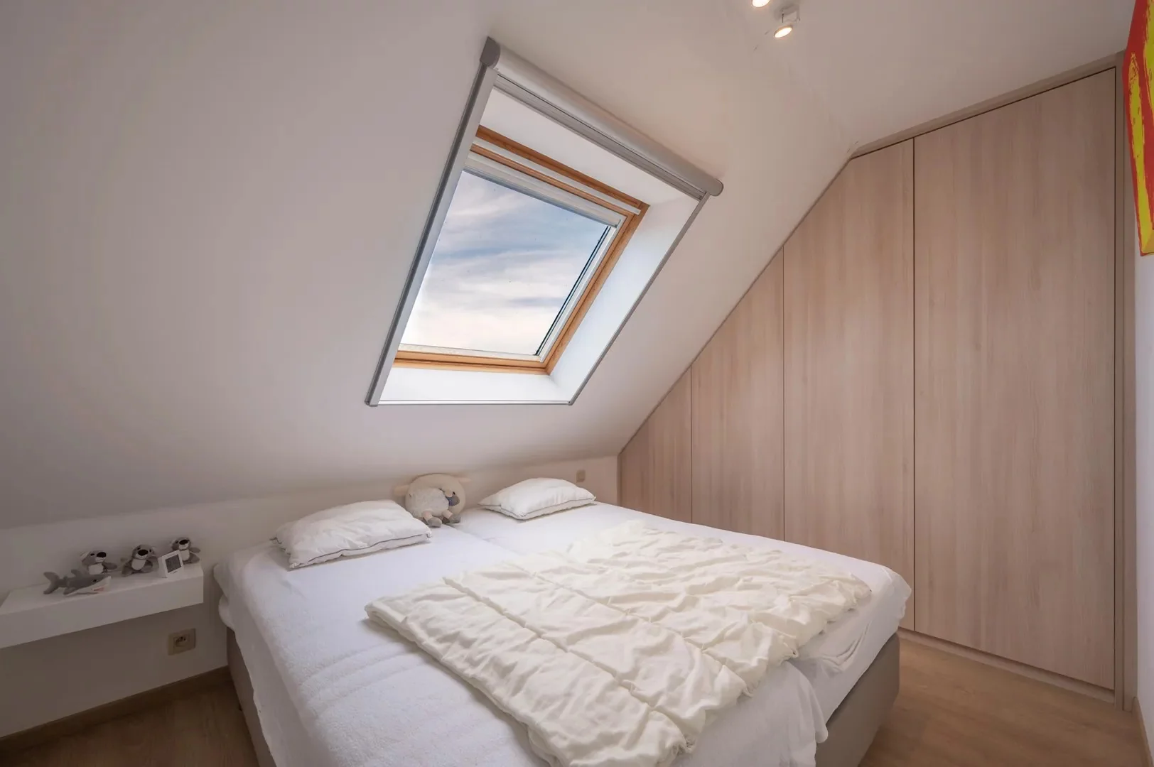 Zonnig duplex-appartement met 3 slaapkamers en garagebox.