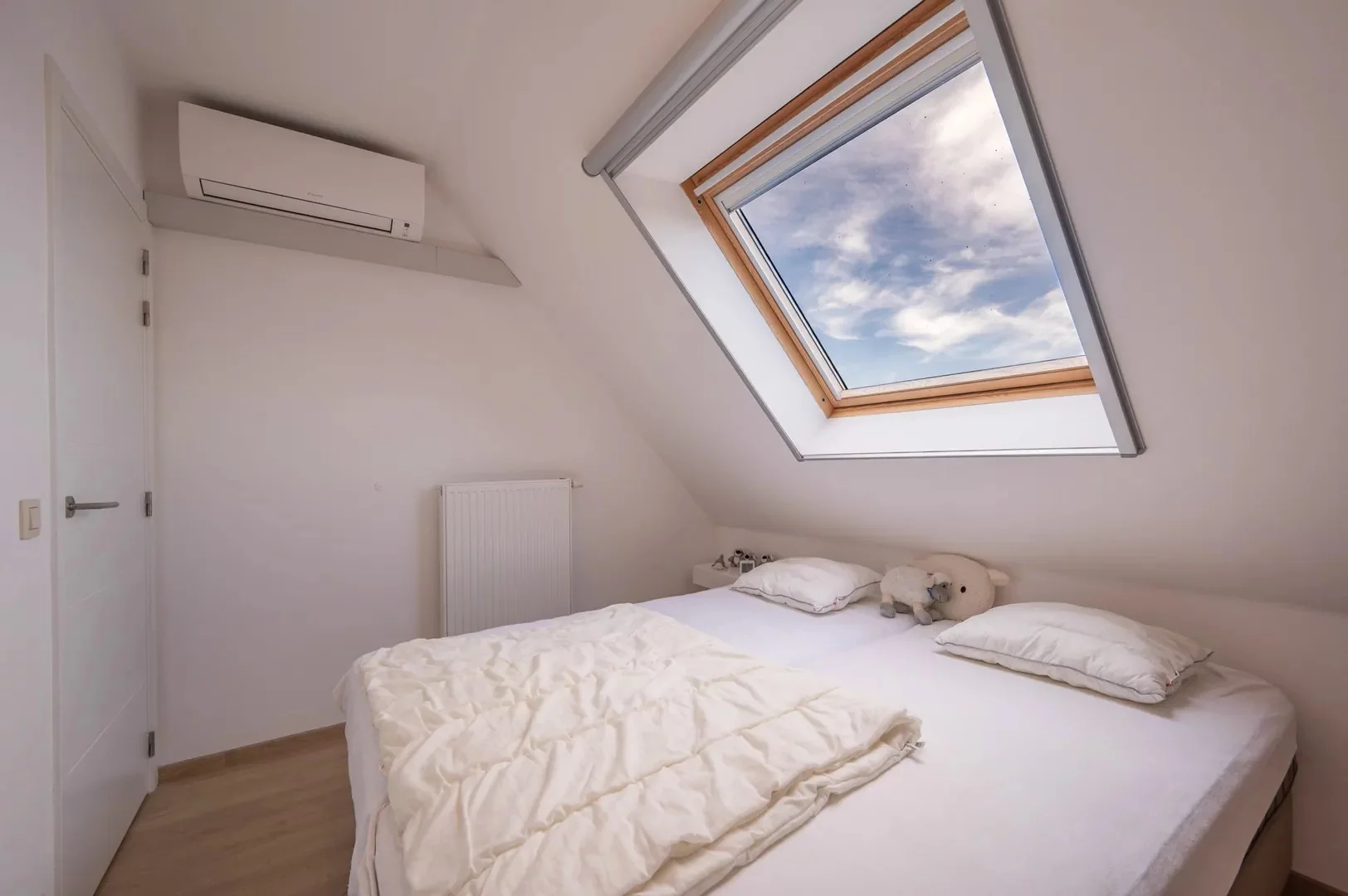 Zonnig duplex-appartement met 3 slaapkamers en garagebox.