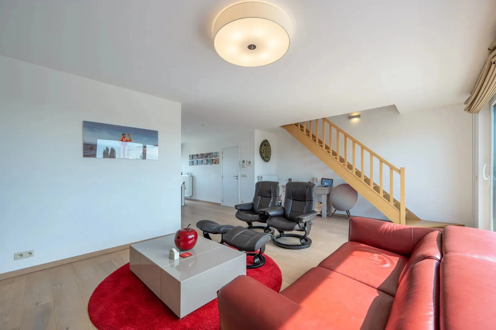 Zonnig duplex-appartement met 3 slaapkamers en garagebox.