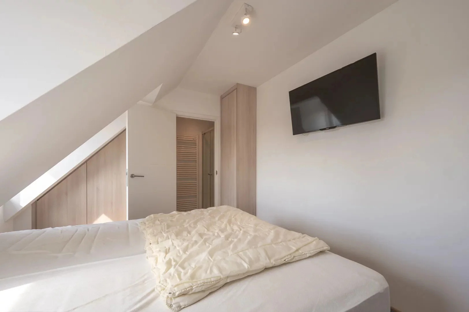 Zonnig duplex-appartement met 3 slaapkamers en garagebox.