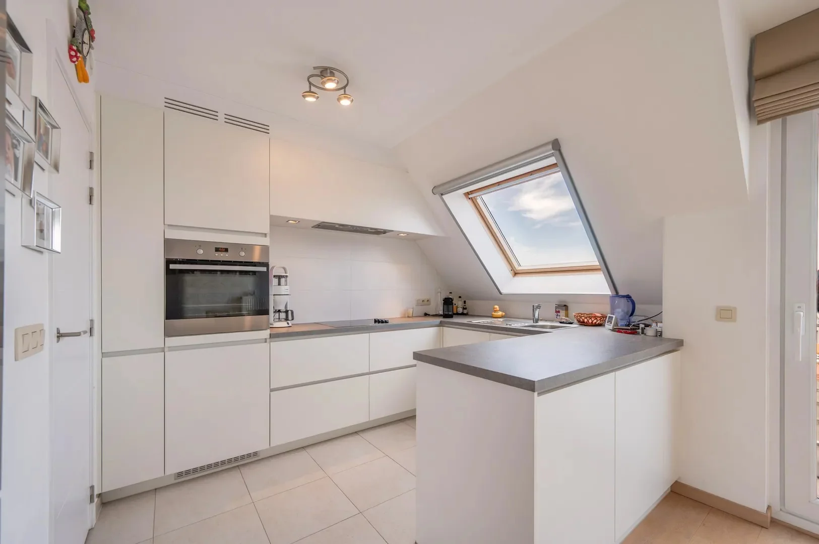 Zonnig duplex-appartement met 3 slaapkamers en garagebox.
