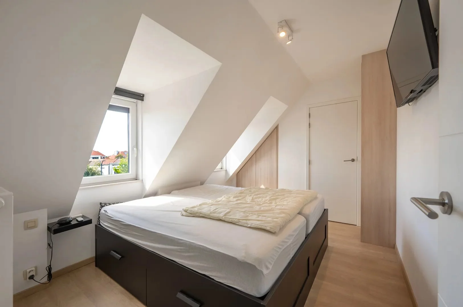 Zonnig duplex-appartement met 3 slaapkamers en garagebox.