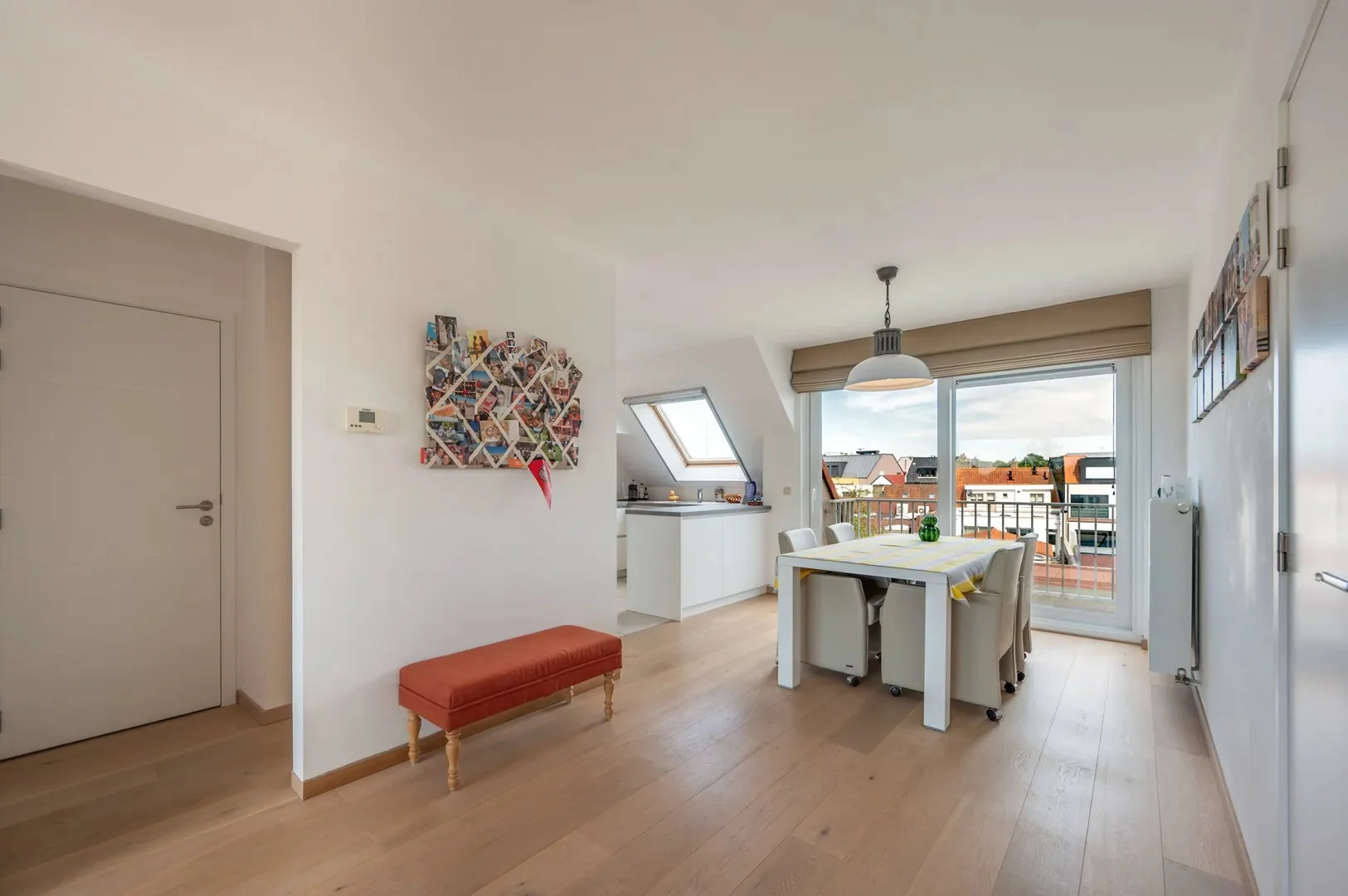 Zonnig duplex-appartement met 3 slaapkamers en garagebox.