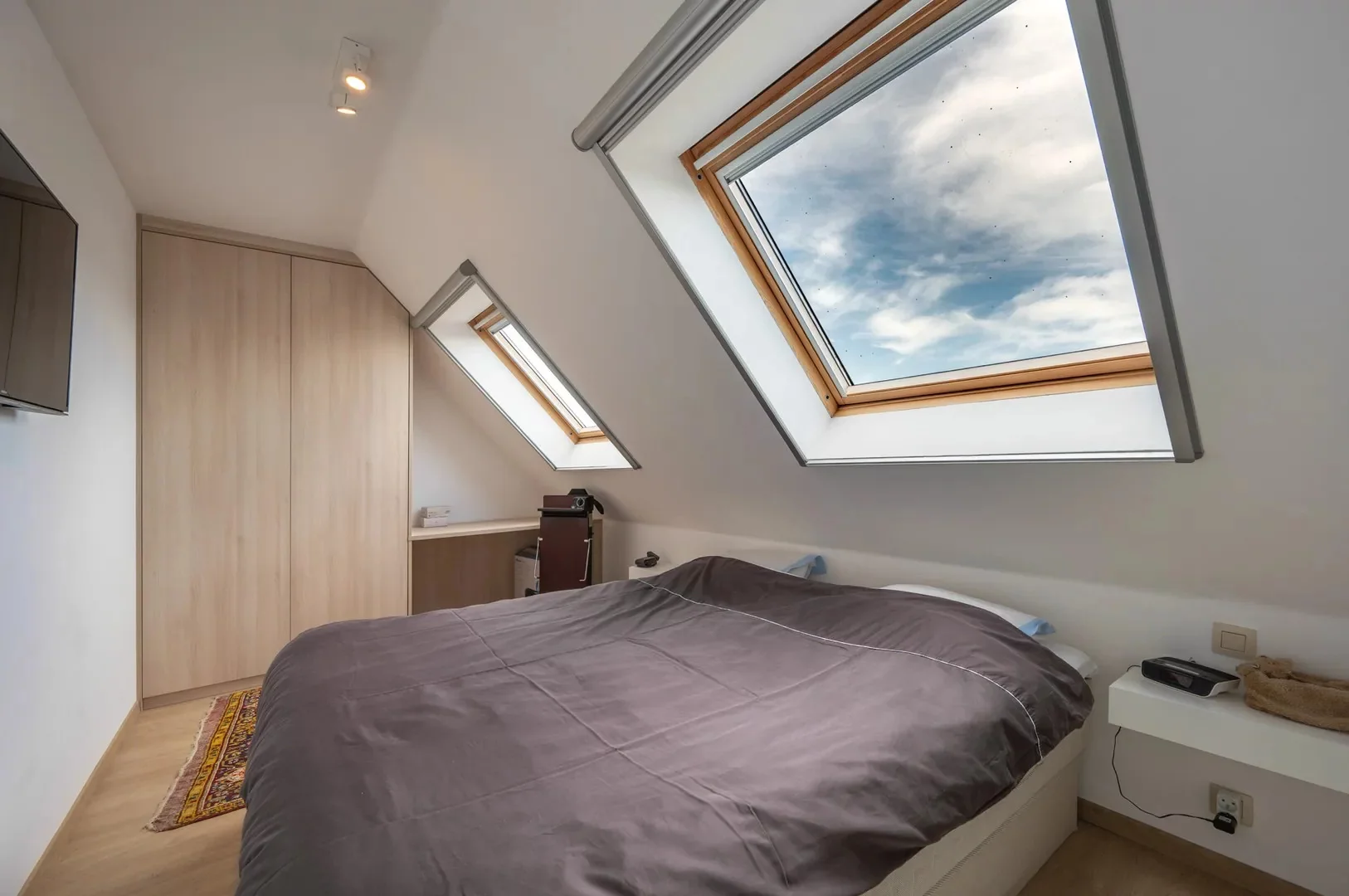 Zonnig duplex-appartement met 3 slaapkamers en garagebox.