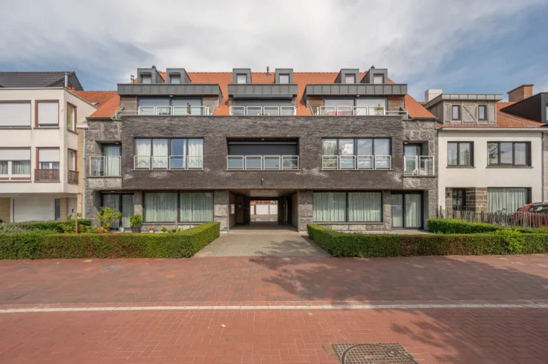 Zonnig duplex-appartement met 3 slaapkamers en garagebox.