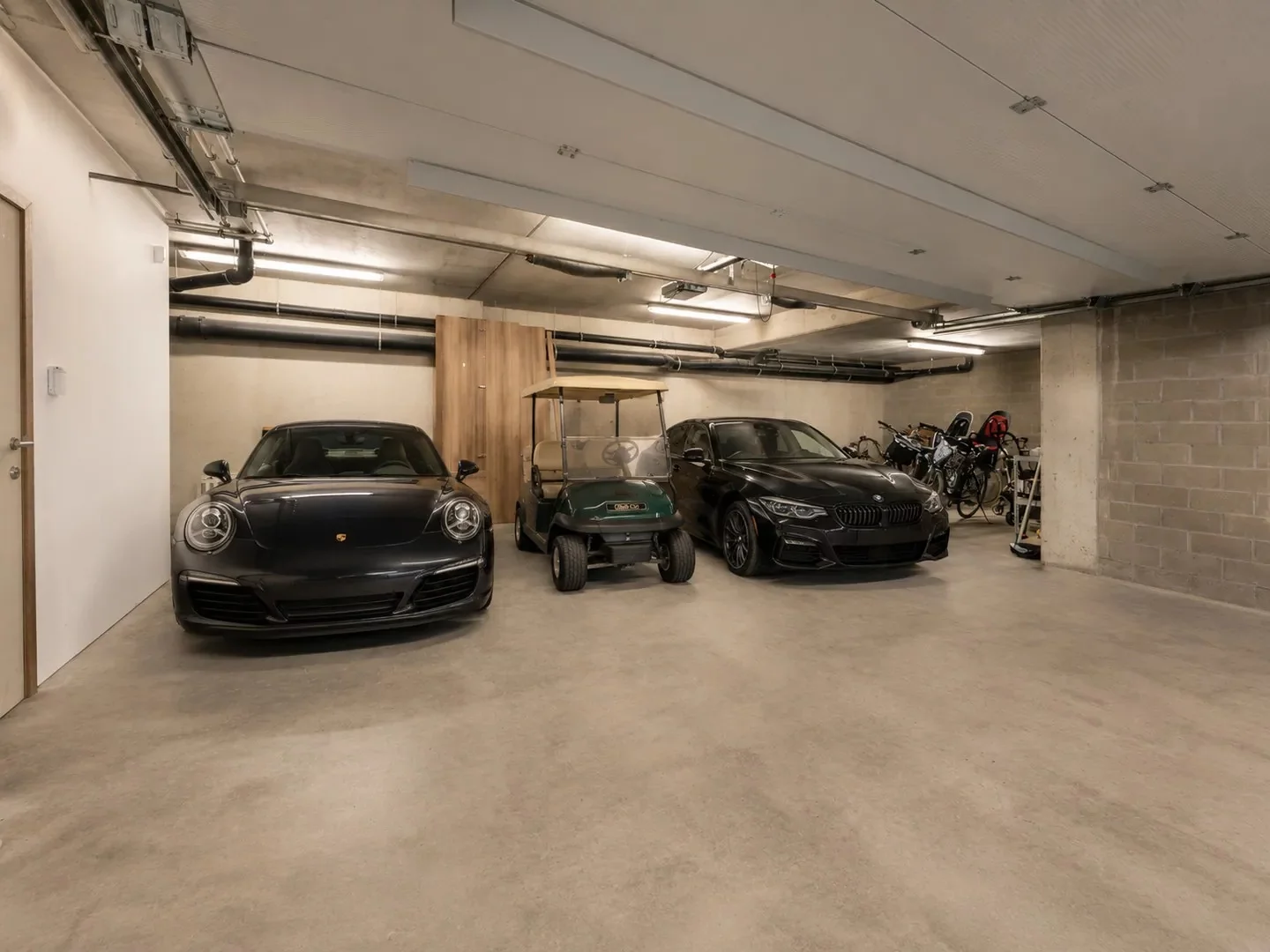Recente woning aan het karaktervolle Oosthoekplein.