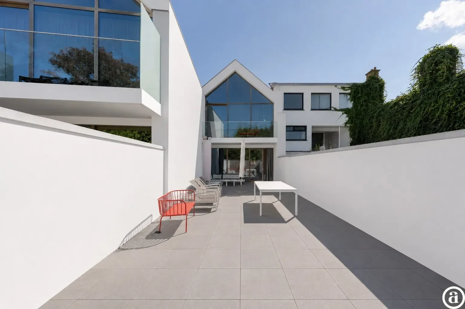 Recente woning aan het karaktervolle Oosthoekplein.