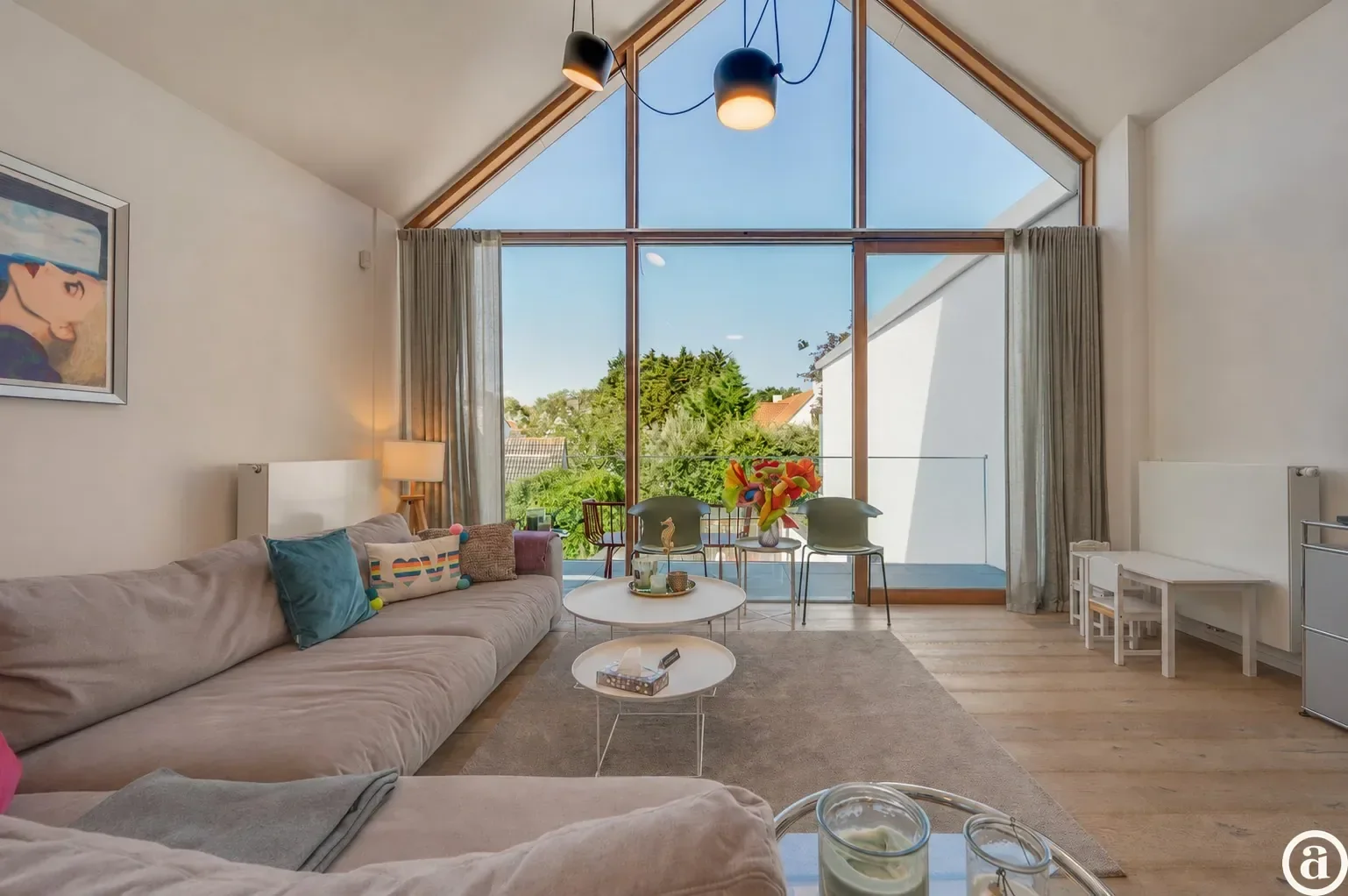 Recente woning aan het karaktervolle Oosthoekplein.