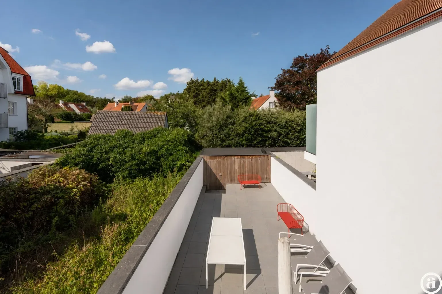 Recente woning aan het karaktervolle Oosthoekplein.