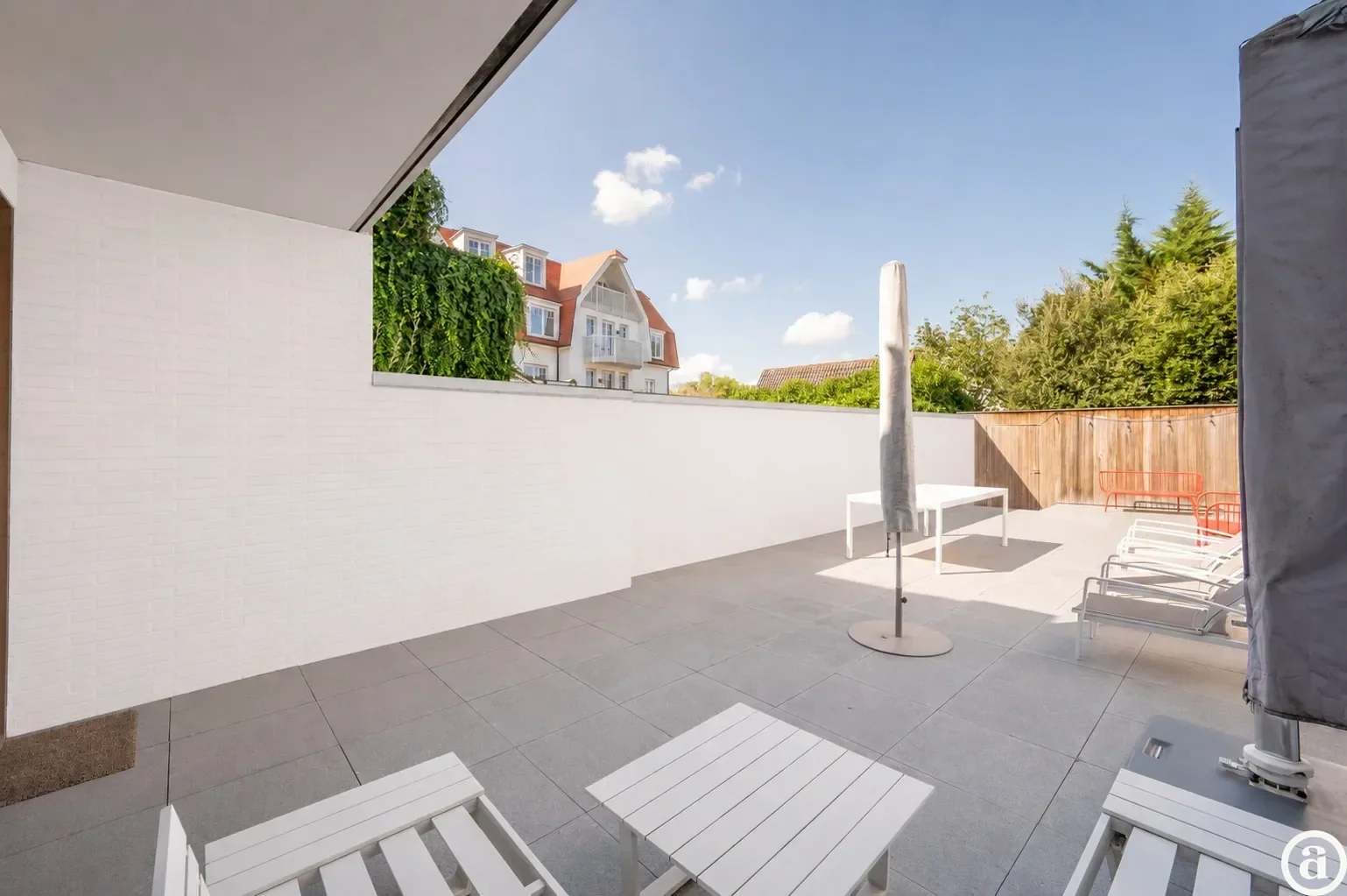 Recente woning aan het karaktervolle Oosthoekplein.