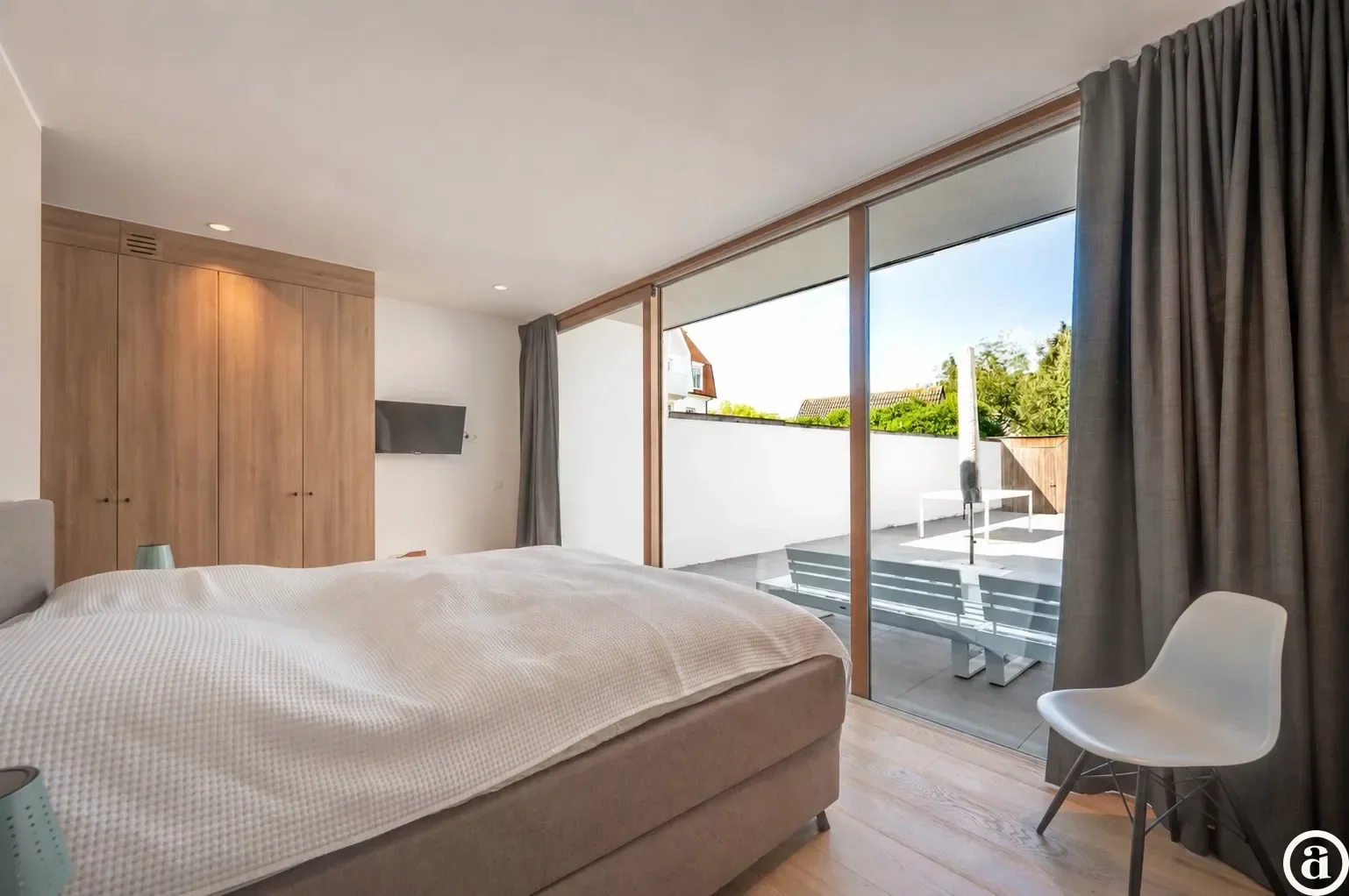 Recente woning aan het karaktervolle Oosthoekplein.