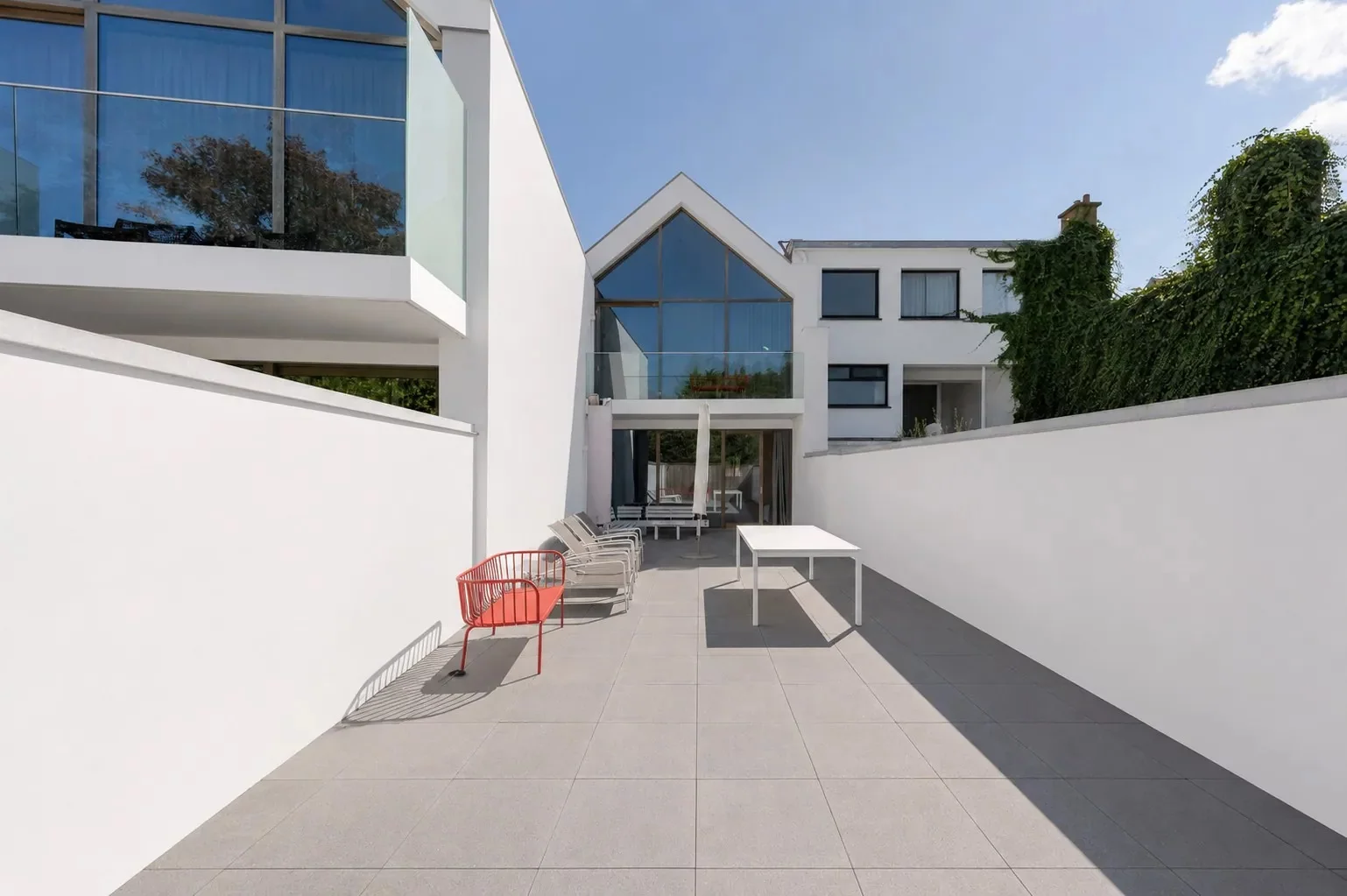 Recente woning aan het karaktervolle Oosthoekplein.