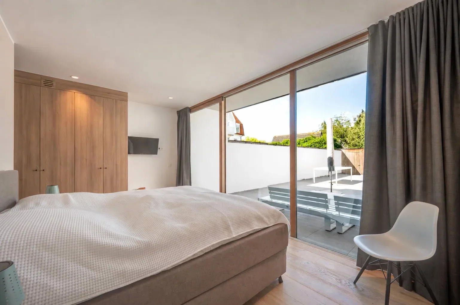 Recente woning aan het karaktervolle Oosthoekplein.