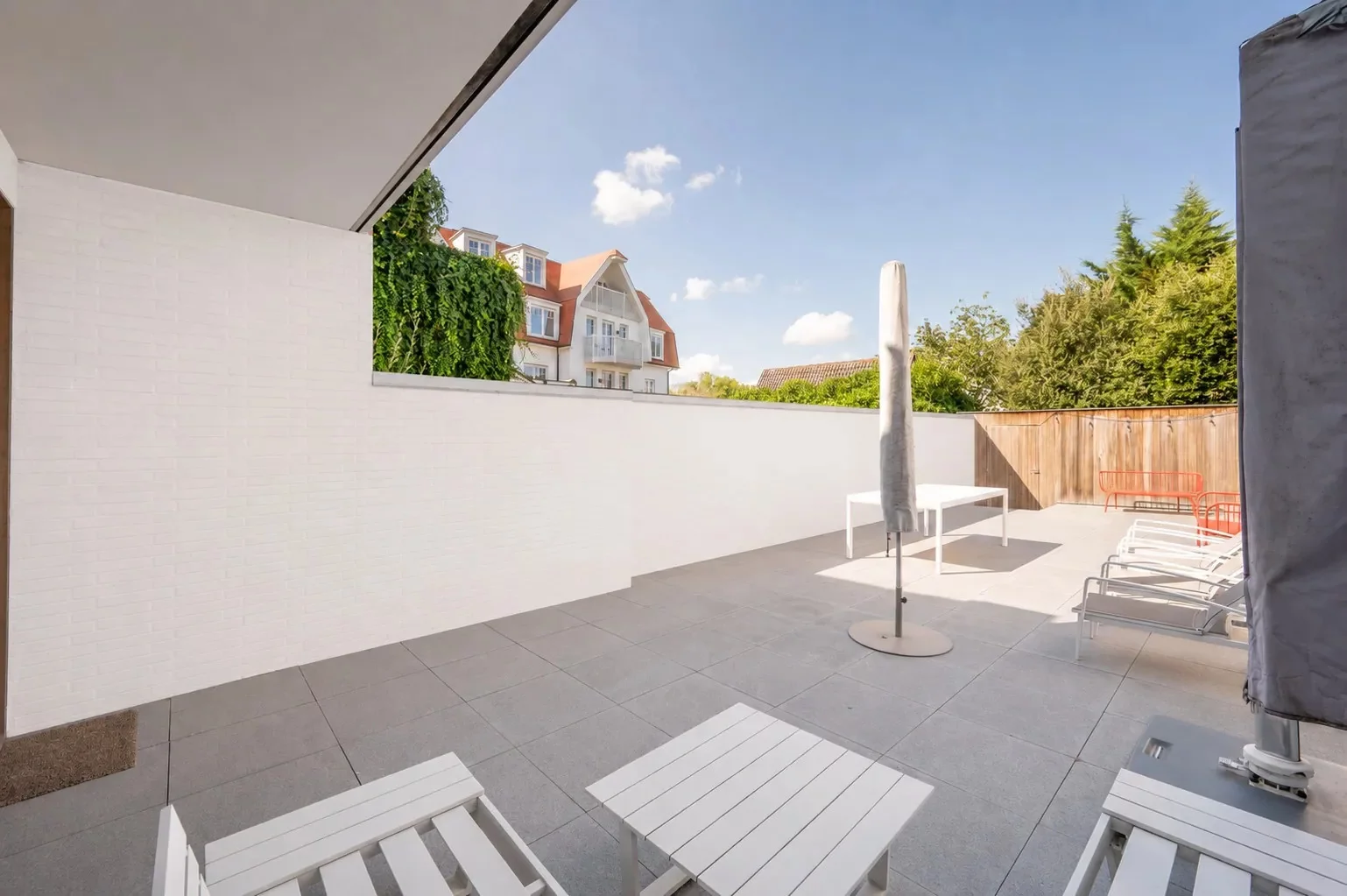 Recente woning aan het karaktervolle Oosthoekplein.