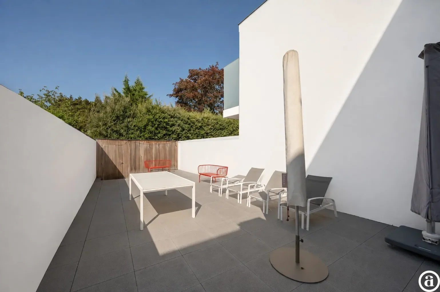 Recente woning aan het karaktervolle Oosthoekplein.