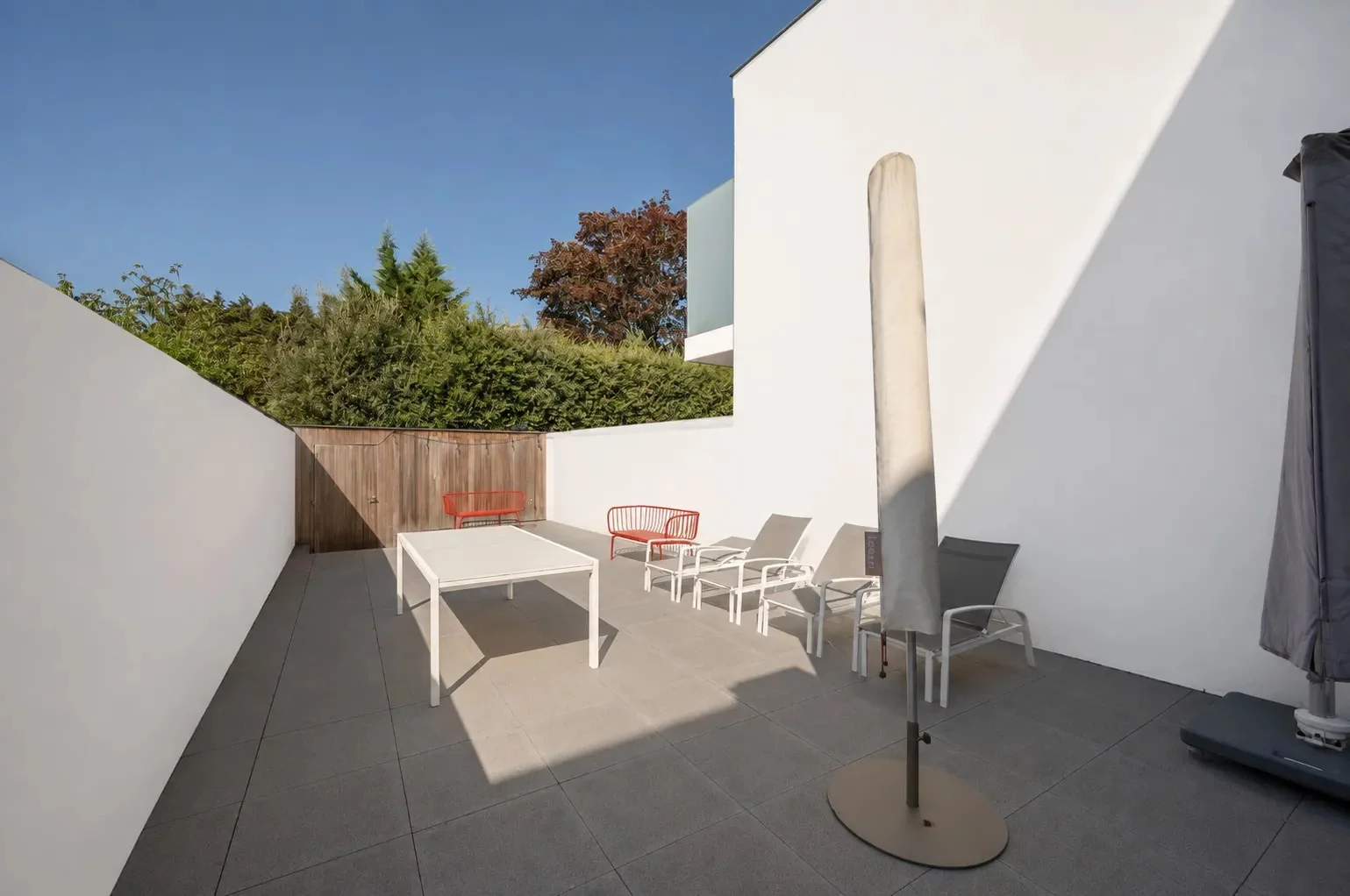 Recente woning aan het karaktervolle Oosthoekplein.