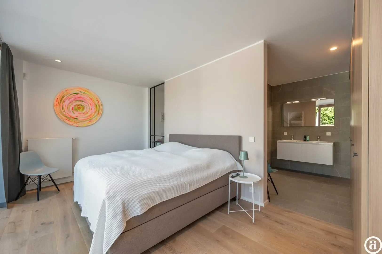 Recente woning aan het karaktervolle Oosthoekplein.