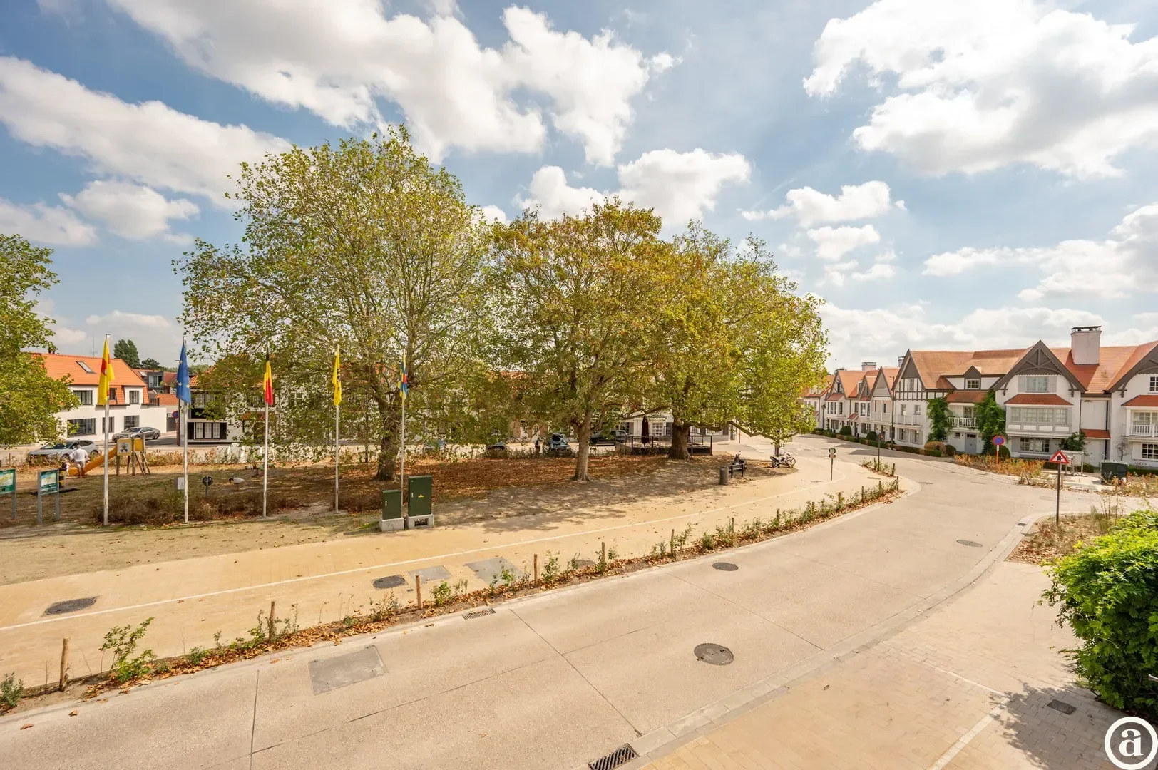 Recente woning aan het karaktervolle Oosthoekplein.