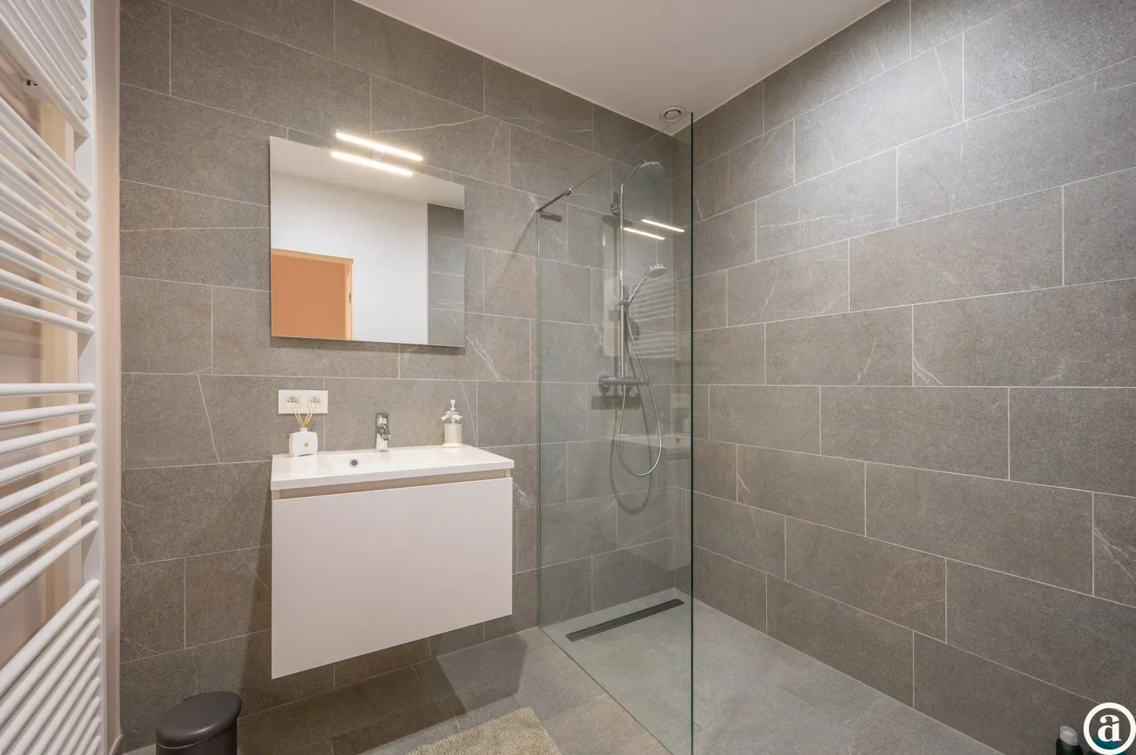 Recente woning aan het karaktervolle Oosthoekplein.