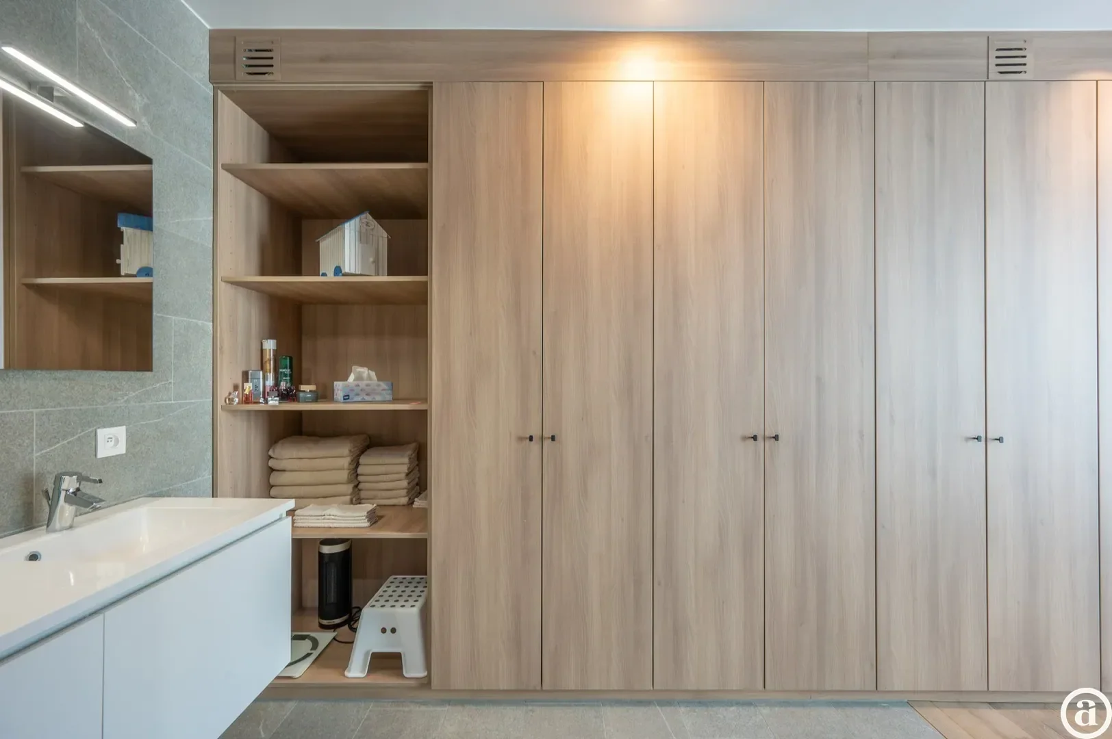 Recente woning aan het karaktervolle Oosthoekplein.
