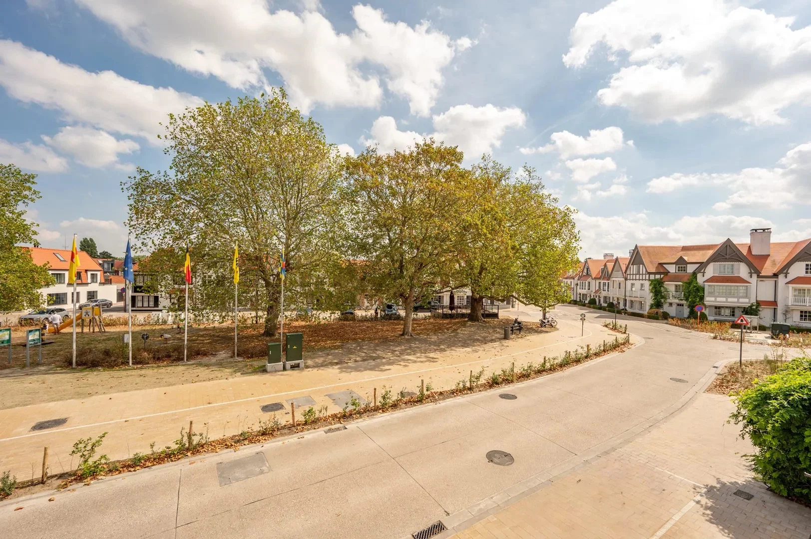 Recente woning aan het karaktervolle Oosthoekplein.