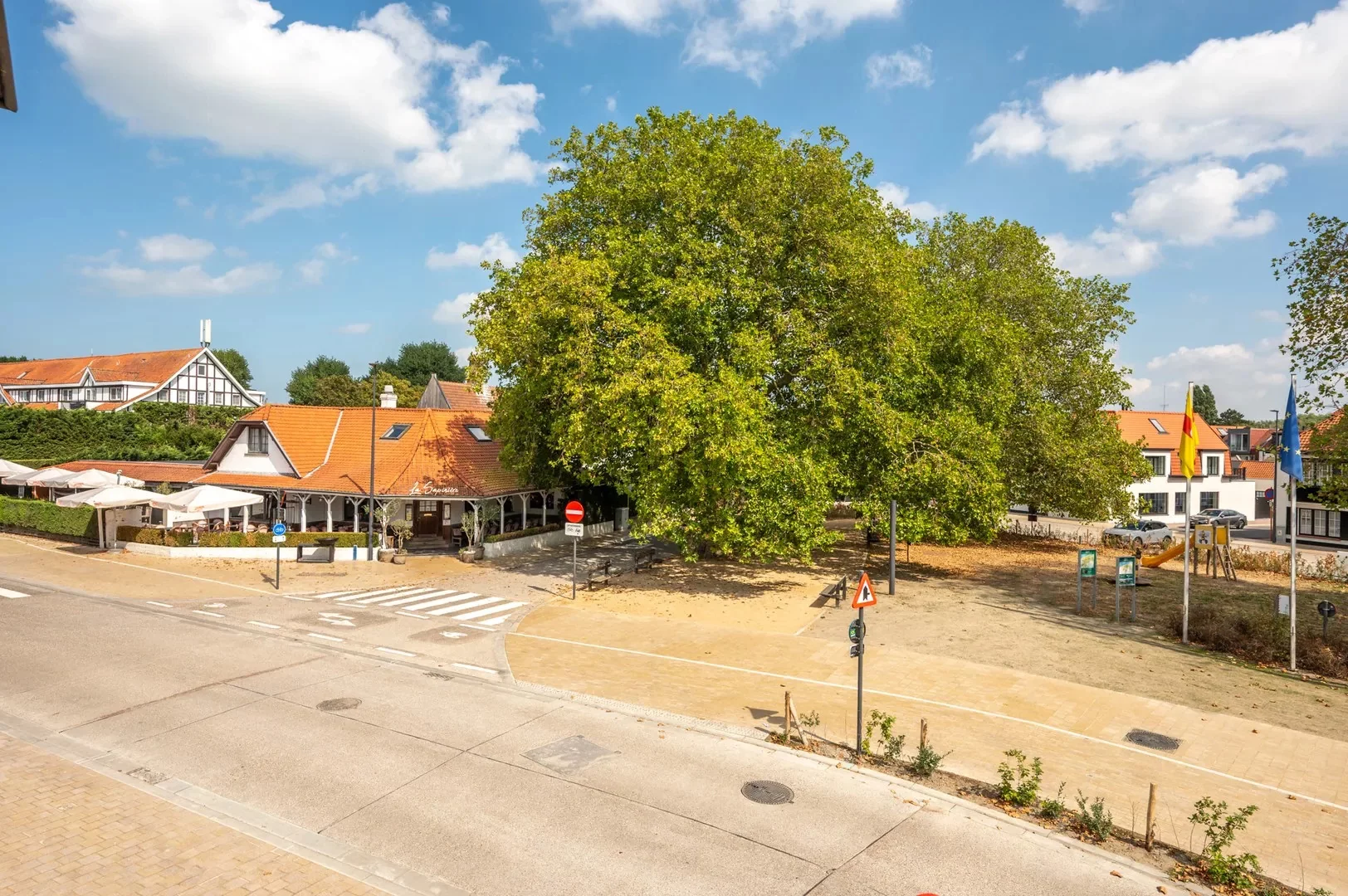 Recente woning aan het karaktervolle Oosthoekplein.