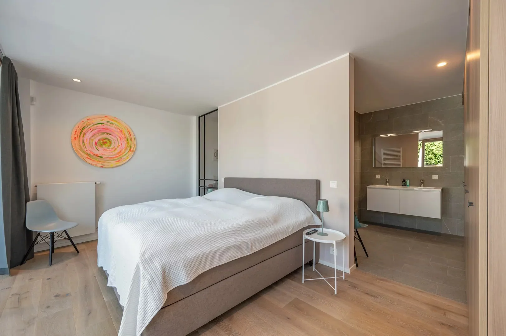 Recente woning aan het karaktervolle Oosthoekplein.
