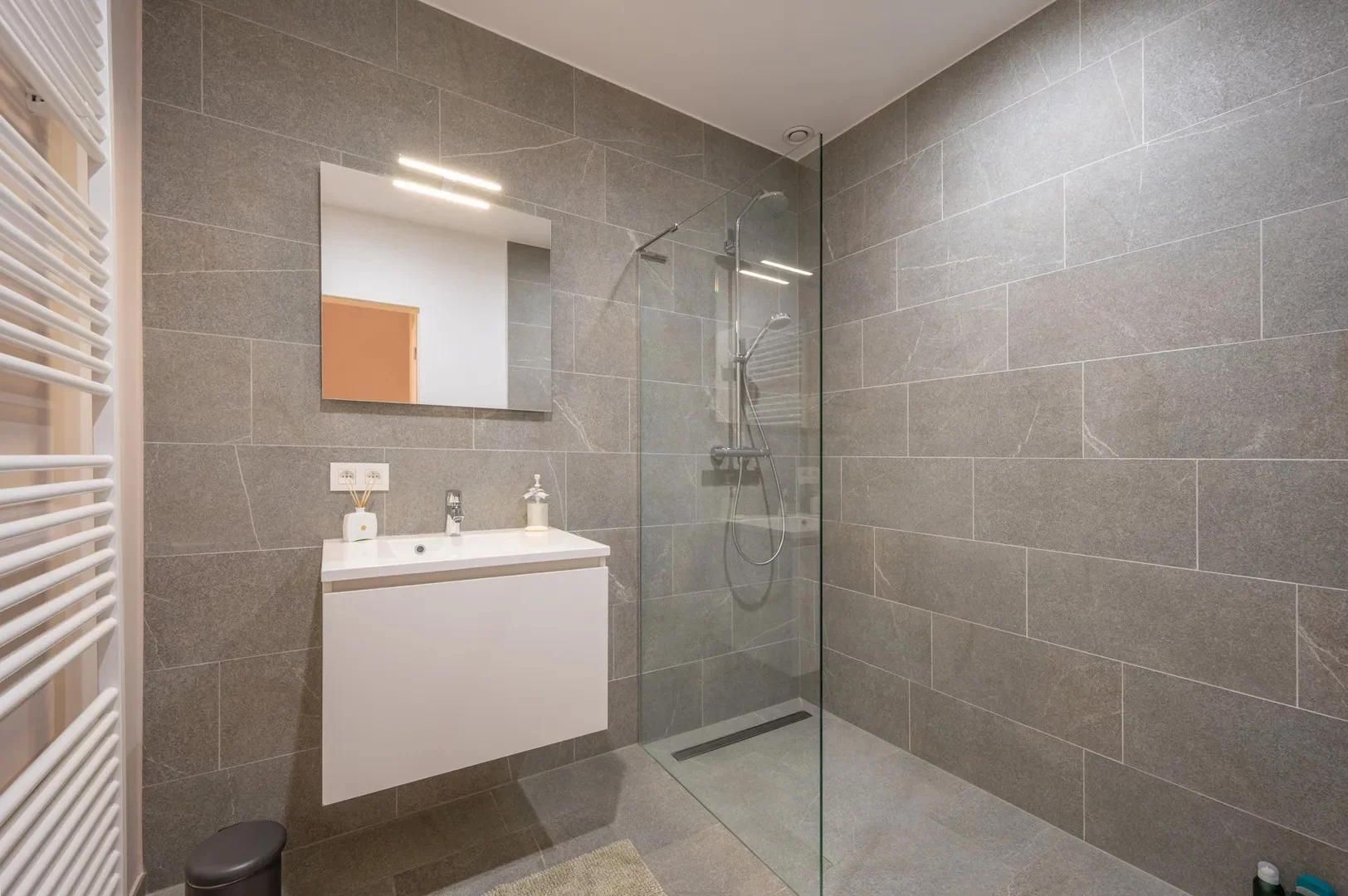 Recente woning aan het karaktervolle Oosthoekplein.