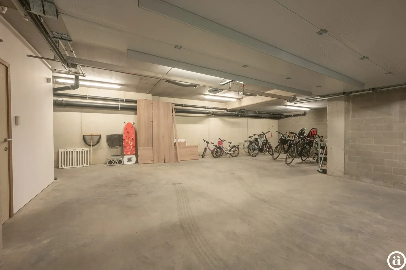 Recente woning aan het karaktervolle Oosthoekplein.