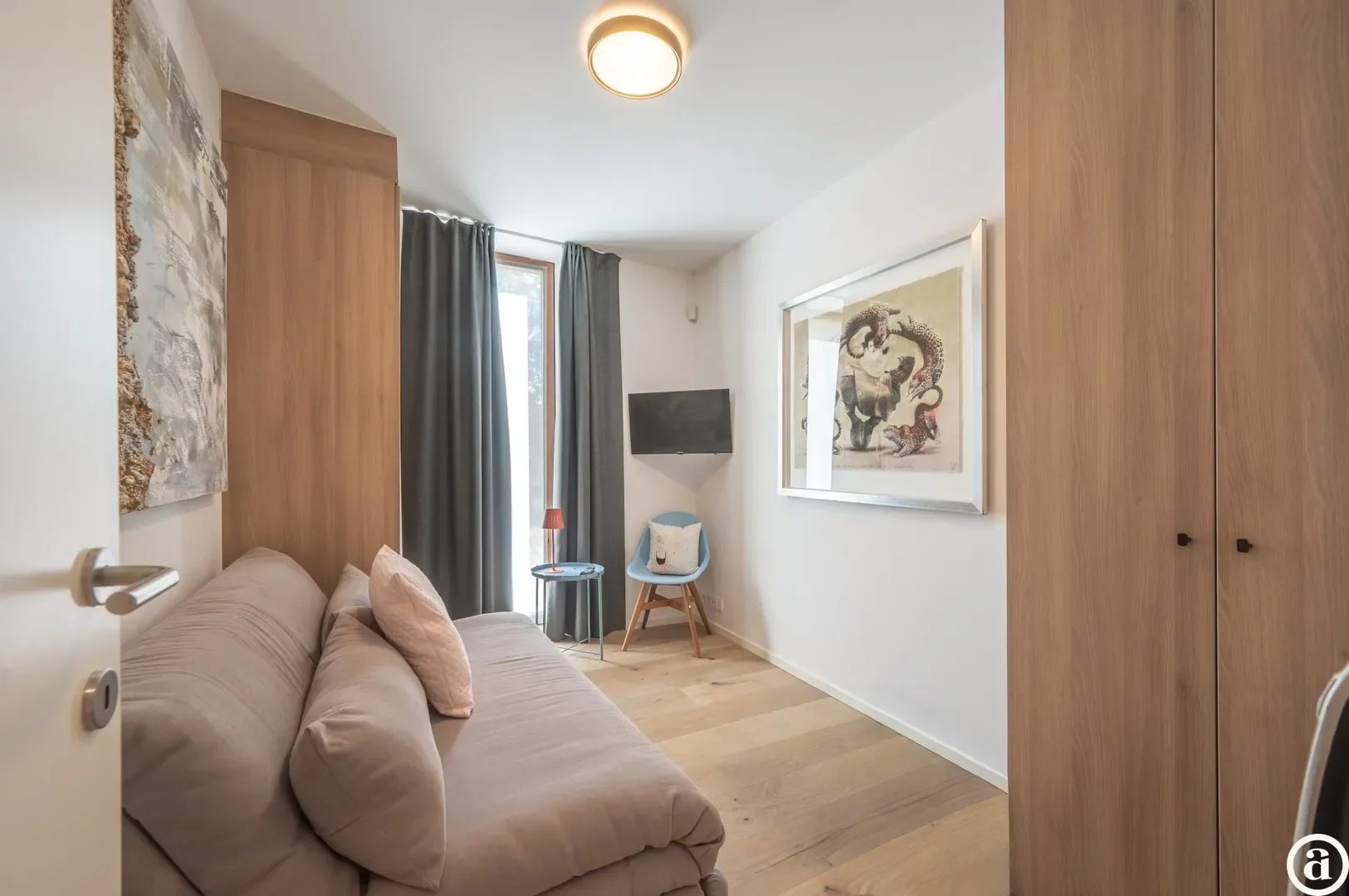 Recente woning aan het karaktervolle Oosthoekplein.