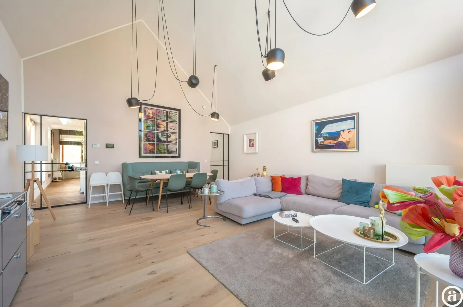 Recente woning aan het karaktervolle Oosthoekplein.