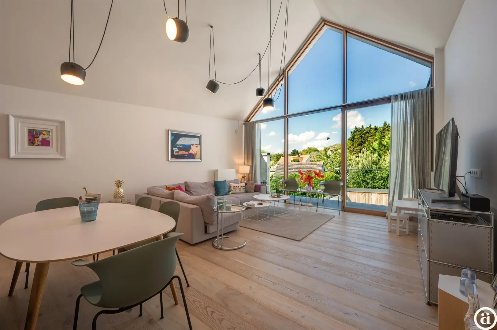 Recente woning aan het karaktervolle Oosthoekplein.