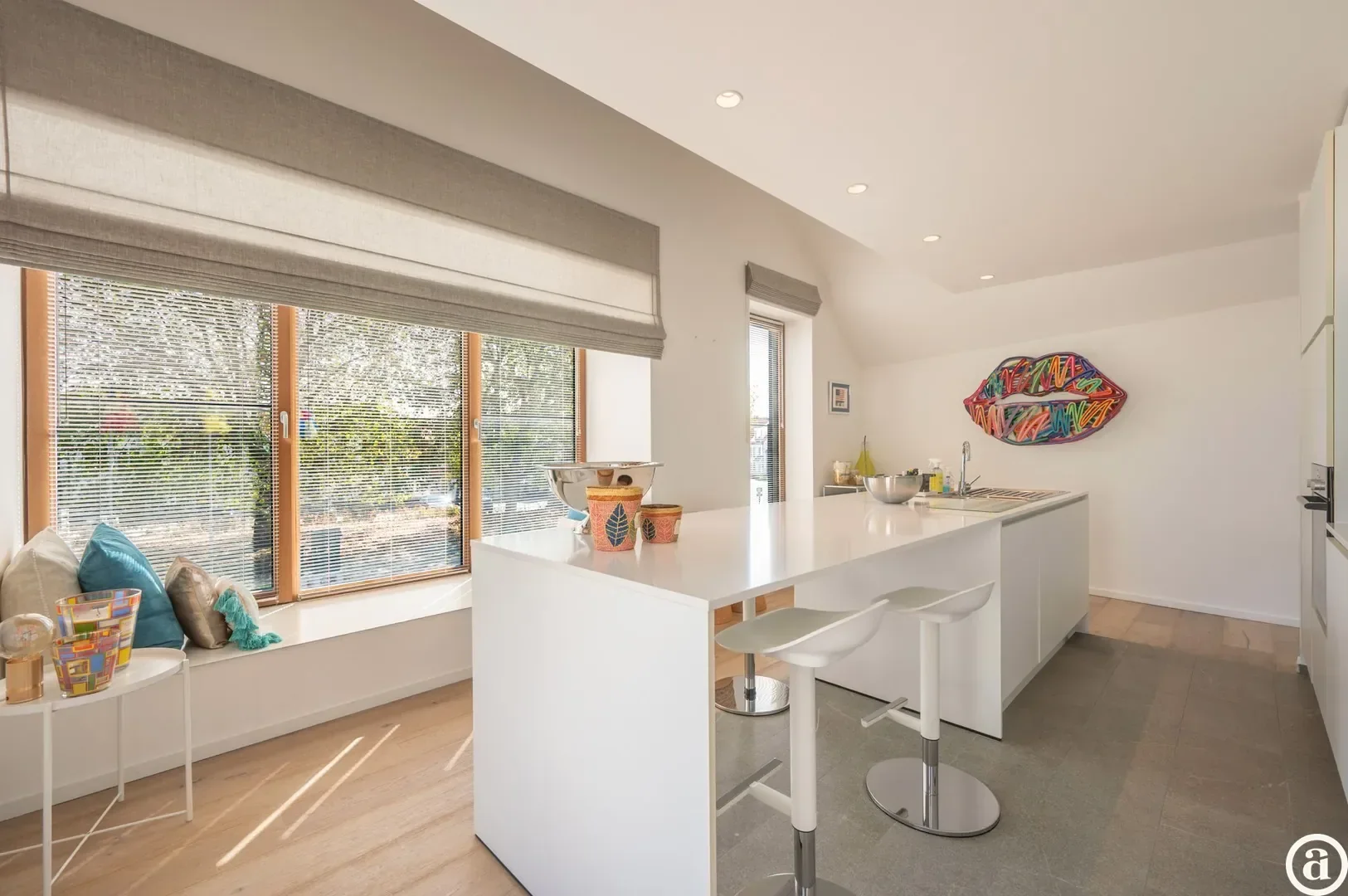 Recente woning aan het karaktervolle Oosthoekplein.