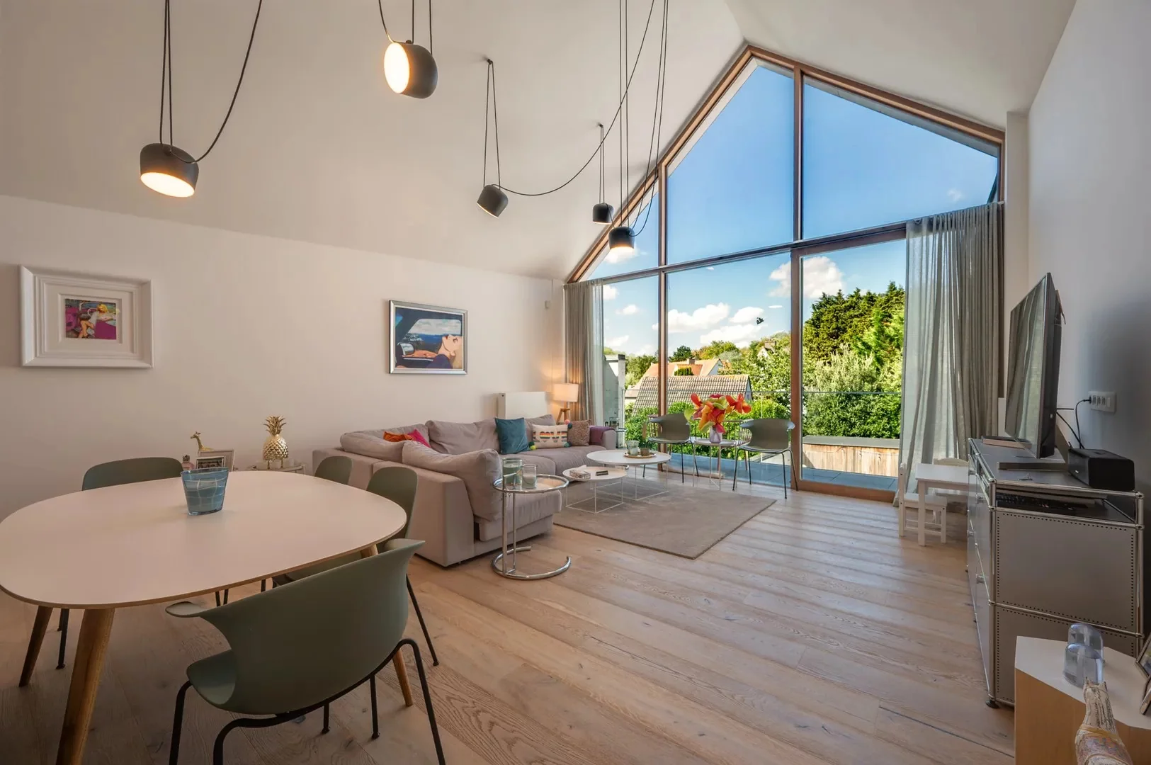 Recente woning aan het karaktervolle Oosthoekplein.
