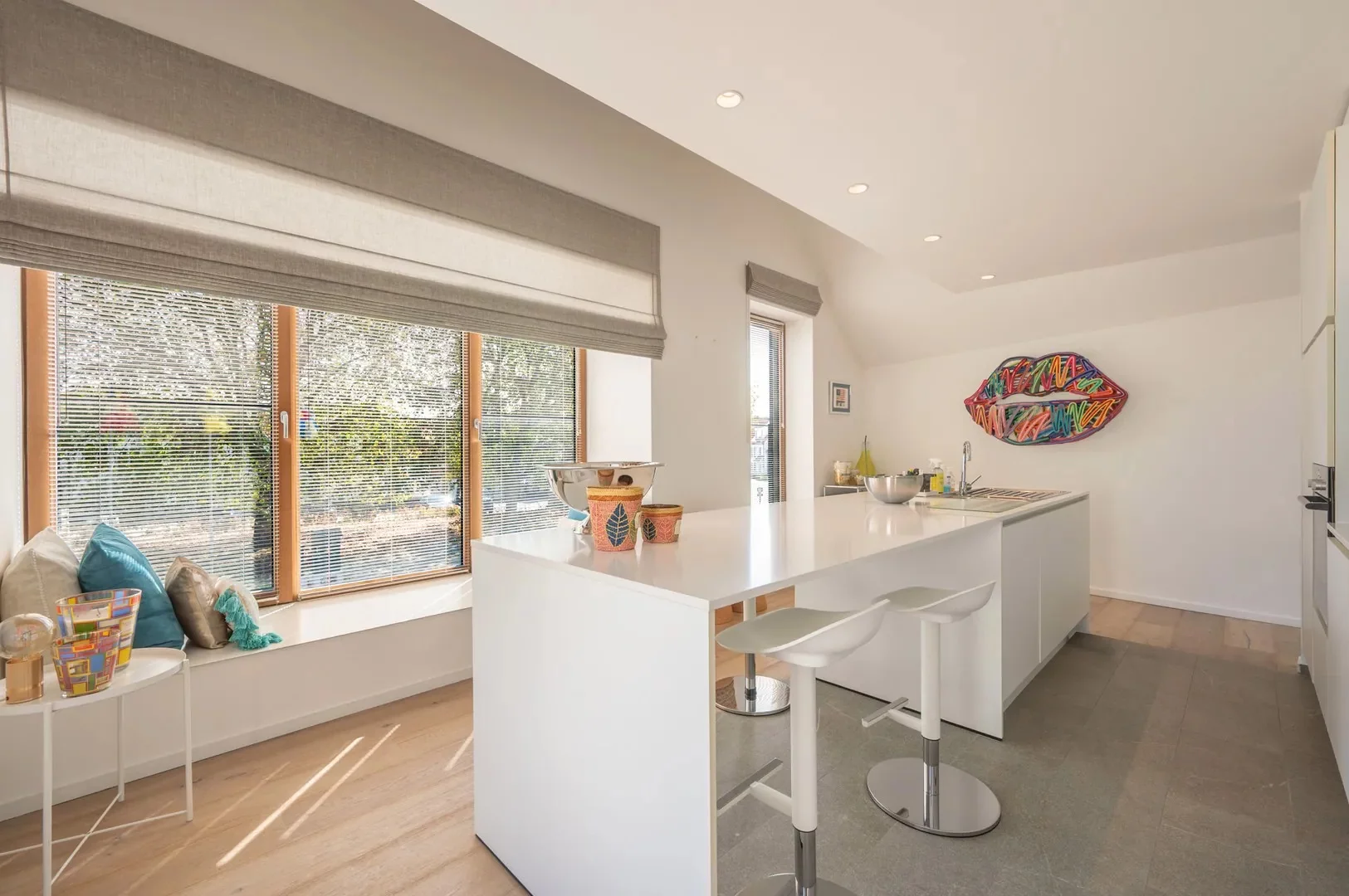 Recente woning aan het karaktervolle Oosthoekplein.